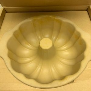 Pampered Chef Stoneware Fluted Pan